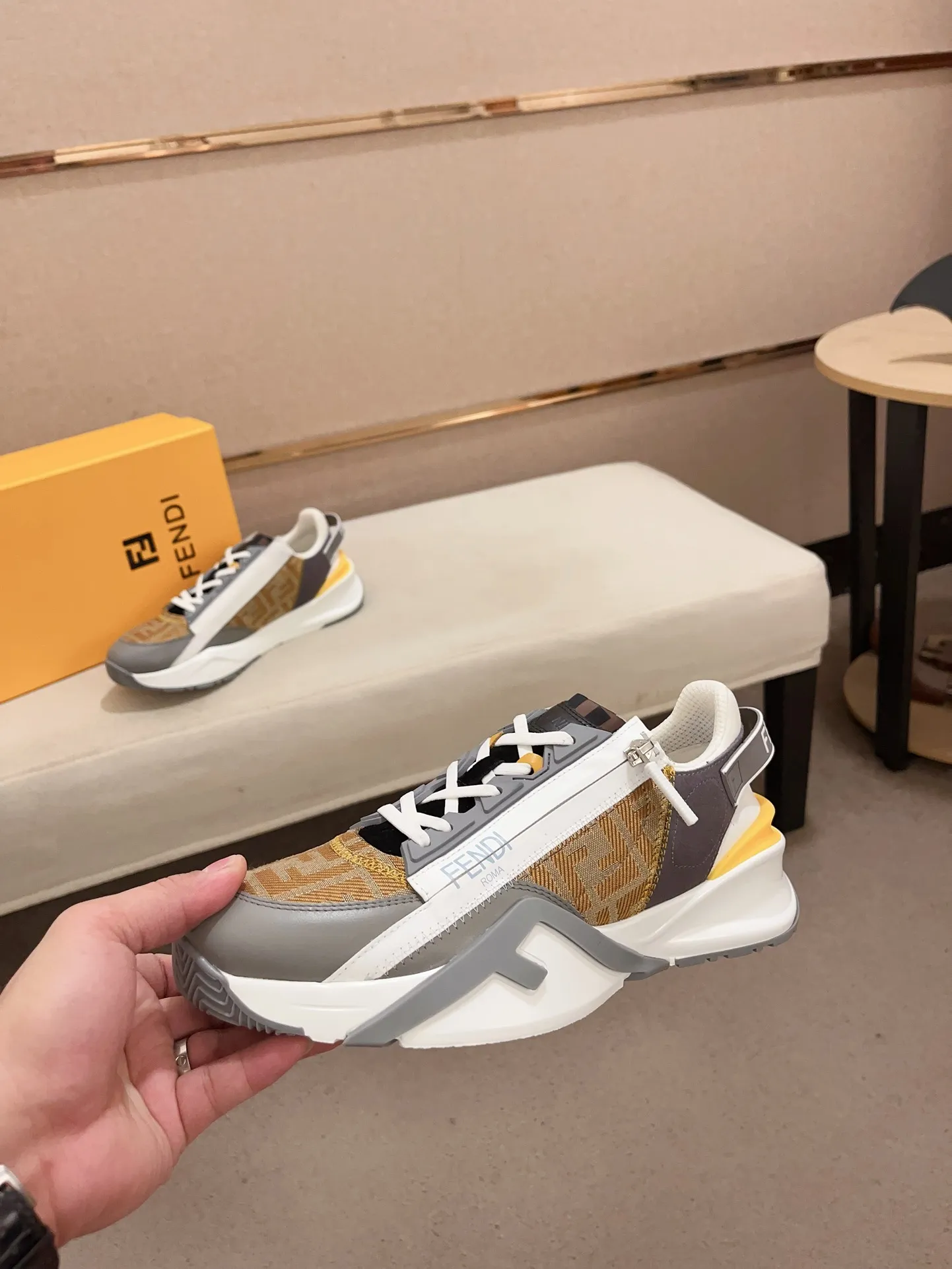 Men's shoes💰: 540💰(Higher version) [Fendi] Fendi's latest casual shoes for men! Available at counters simultaneously! A one-to-one replica of the original. Made entirely of imported top-grain calfskin, the interior is made of top-grain water-dyed cowhide, and the original factory-supplied rubber outsole. Leading new fashion concepts. Matching code: 38-44 can be customized, 45 is not returnable!